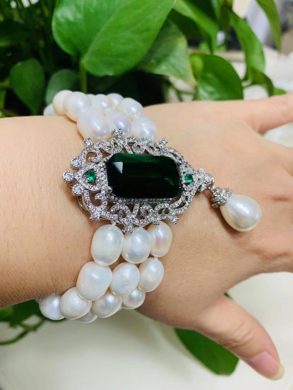 Women’s Luxury Layers Bracelet with Natural Pearls Women’s Luxury Layers Bracelet with Natural Pearls