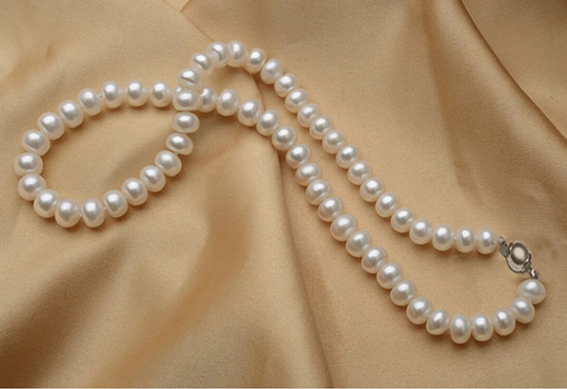 Women's Classic Pearls Choker