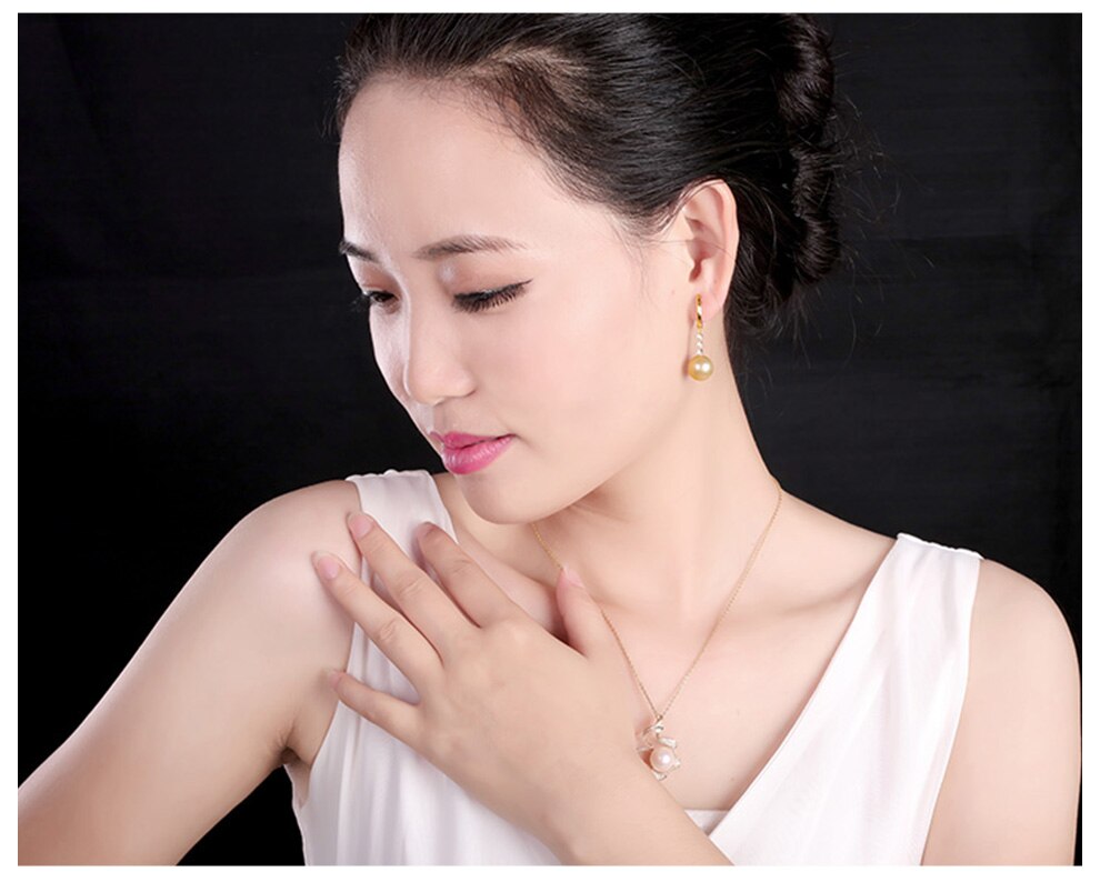 Women's Classic Gold Pearl Earrings Women's Classic Gold Pearl Earrings